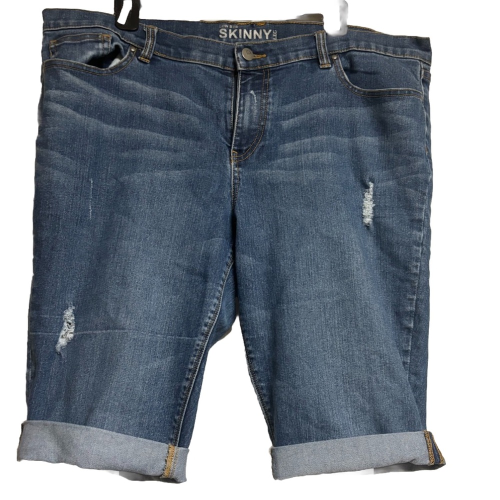 New York & Company Woman’s Low Rise Skinny Leg Cuffed Distressed Shorts Sz 18